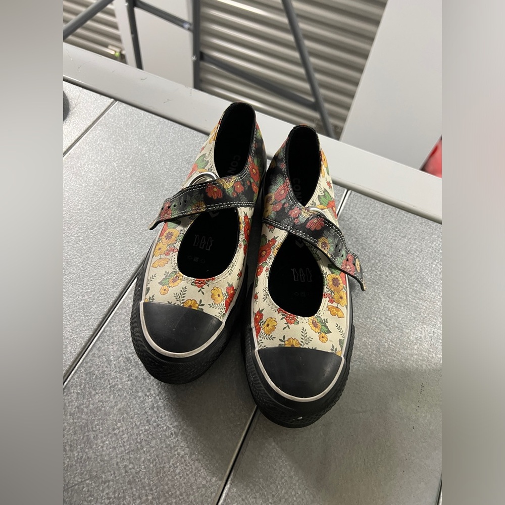 CONVERSE CHUCK TAYLOR MARY JANE PLATFORM/ SIZE 6